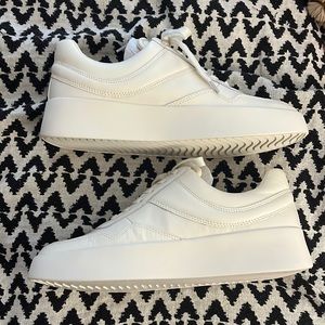 NWT NIB Vince warren court sneakers white color milk size 9